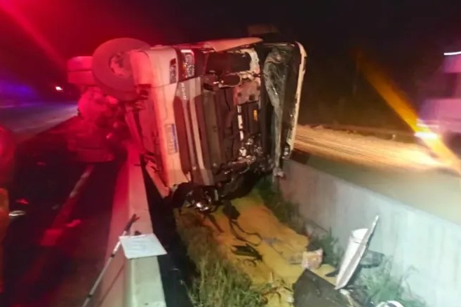 Caminhoneiro morre na BR-376 após não conseguir 'vencer' curva e tombar carreta carregada de soja Caminhoneiro morre na BR-376 após não conseguir 'vencer' curva e tombar carreta carregada de soja
