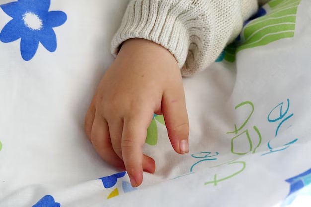 Bebê é levada a hospital de Curitiba com sinais de abuso sexual e mãe aponta tio como suspeito