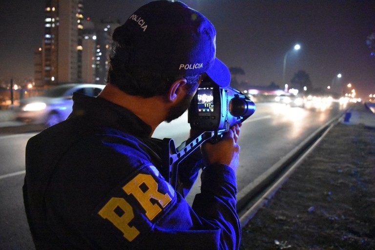 Flagrante: mais de 8 mil carros transitaram acima da velocidade no feriado de Tiradentes no Paraná Flagrante: mais de 8 mil carros transitaram acima da velocidade no feriado de Tiradentes no Paraná