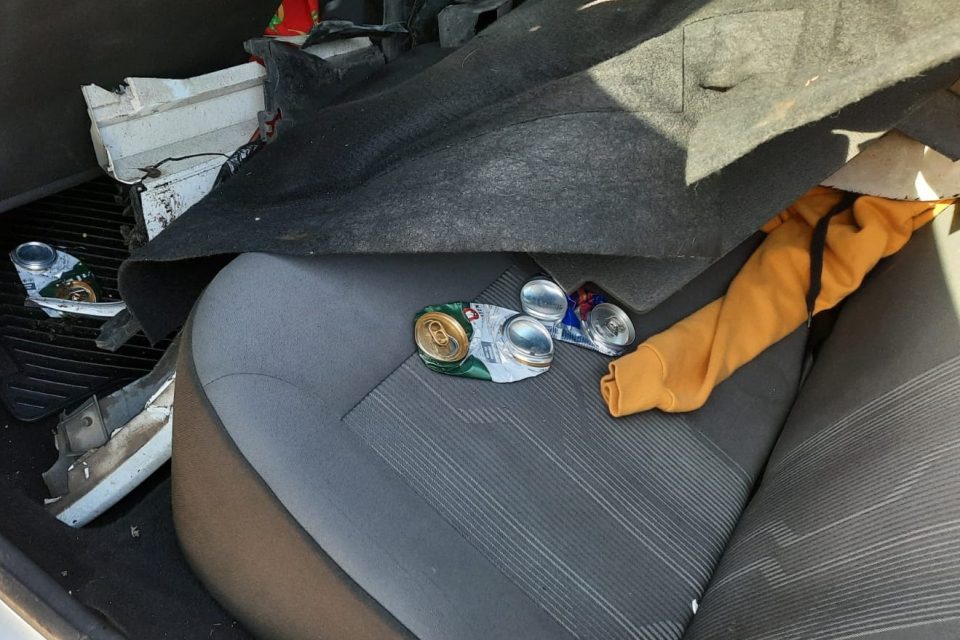 Motorista bate contra caminhão e moto na BR-277, abandona carro e desaparece; piloto fica ferido Motorista bate contra caminhão e moto na BR-277, abandona carro e desaparece; piloto fica ferido