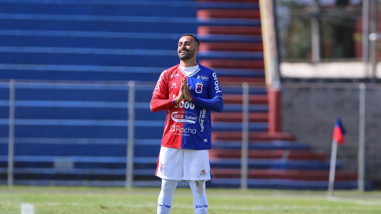João Gabriel, do Paraná Clube.