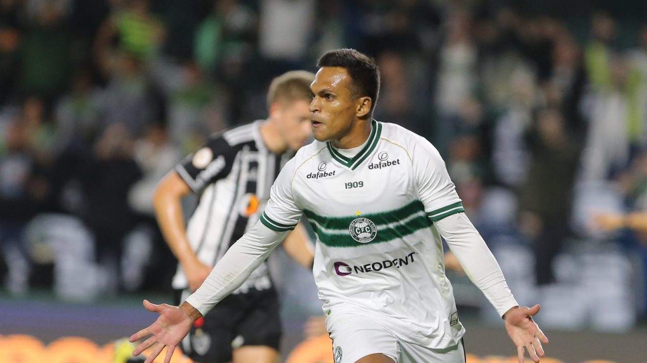 Robson, atacante do Coritiba.