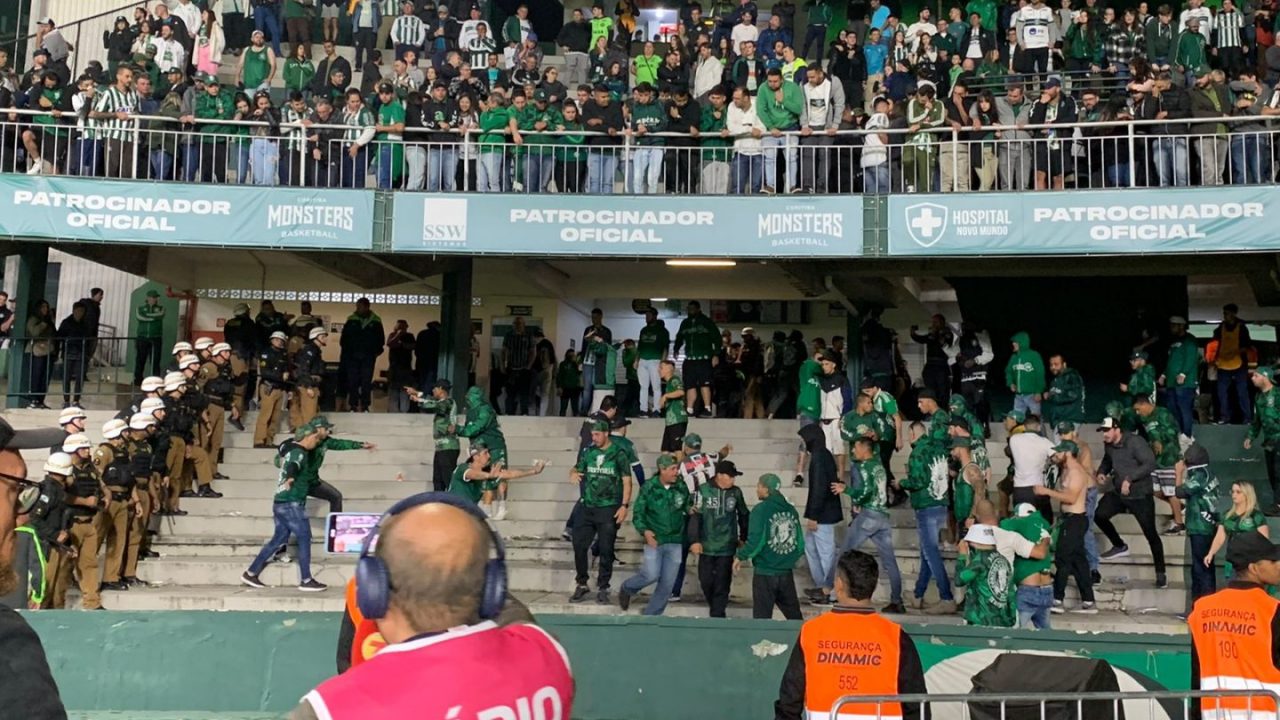 Briga entre torcedores do Coritiba e policiais.