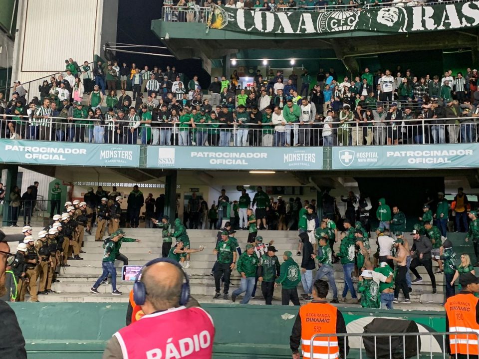 Briga entre torcedores do Coritiba e policiais.