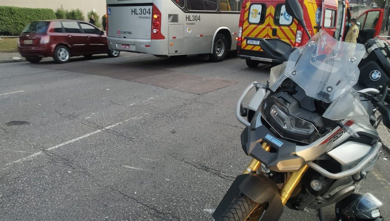 Piloto de BMW se envolve em grave acidente com Ligeirinho e trânsito trava na via rápida do Portão