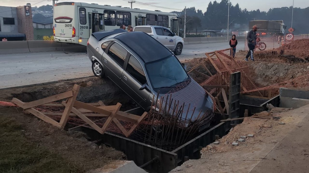 Gari freia carro para evitar acidente, mas vai parar dentro de galeria de água na Rodovia dos Minérios