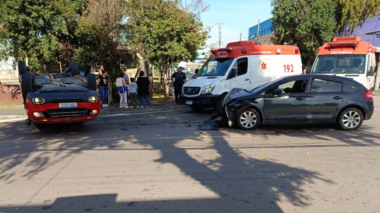Avó fica ferida e neta em estado de choque após caminhonete capotar no Novo Mundo