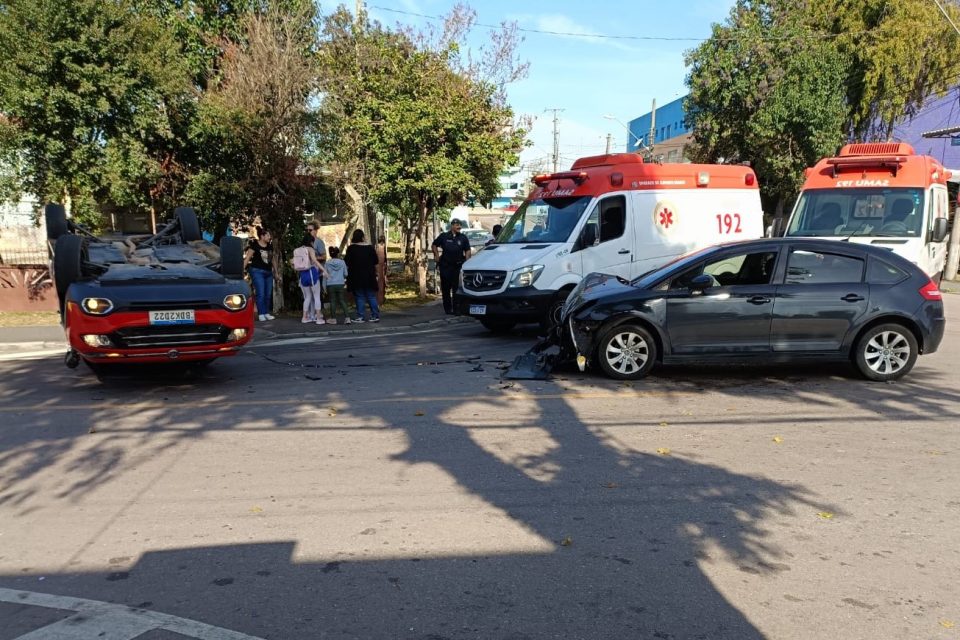 Avó fica ferida e neta em estado de choque após caminhonete capotar no Novo Mundo Avó fica ferida e neta em estado de choque após caminhonete capotar no Novo Mundo
