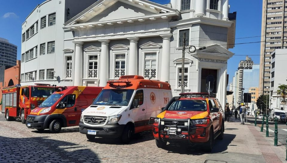 Trabalhador sofre queda de telhado de igreja no Largo da Ordem e é socorrido em estado grave Trabalhador sofre queda de telhado de igreja no Largo da Ordem e é socorrido em estado grave