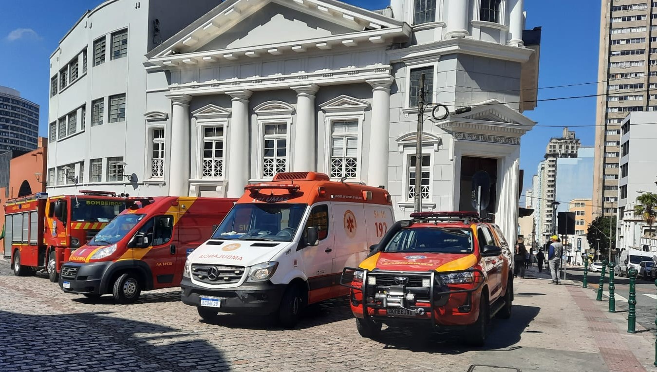 Trabalhador sofre queda de telhado de igreja no Largo da Ordem e é socorrido em estado grave