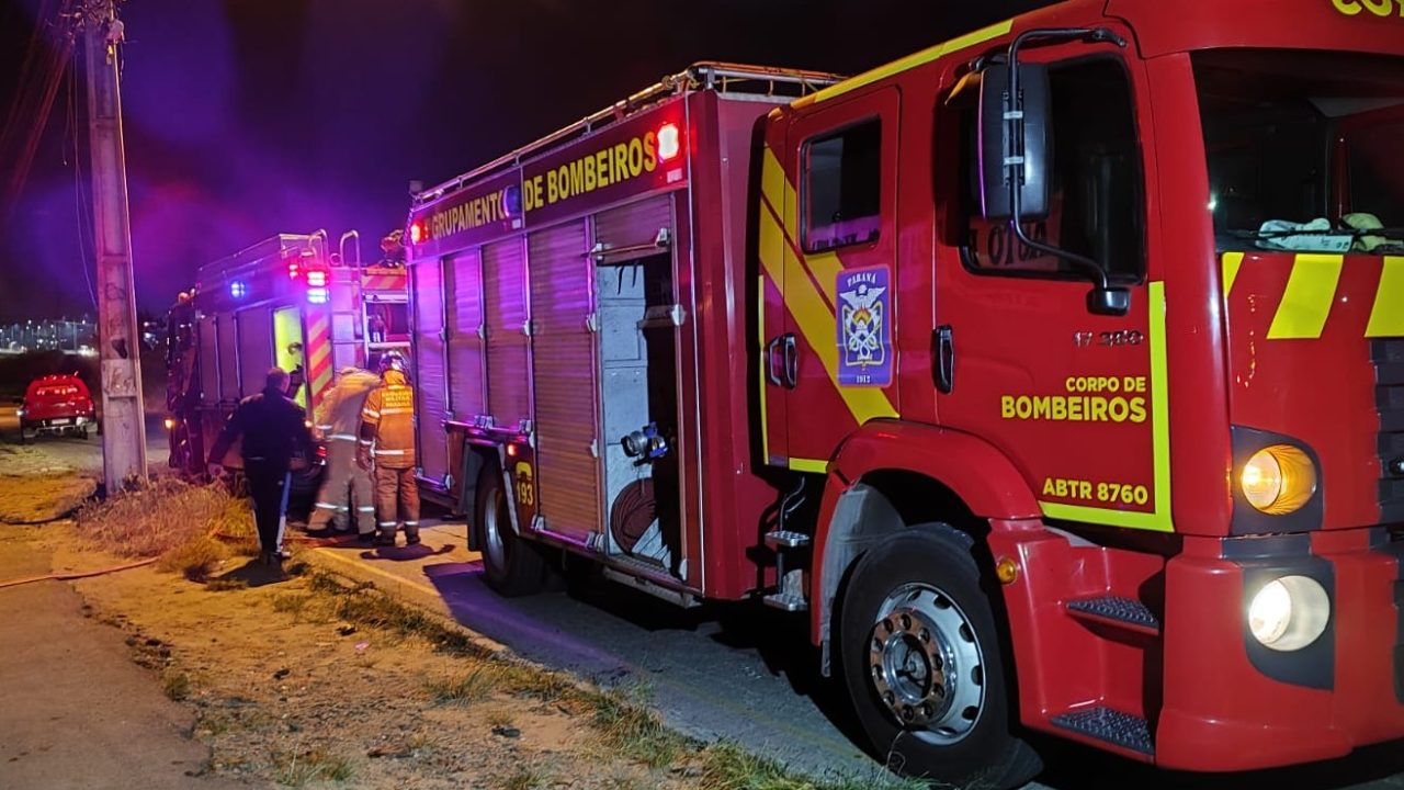 Incêndio destrói igreja e quatro casas em uma comunidade na CIC e moradores se desesperam