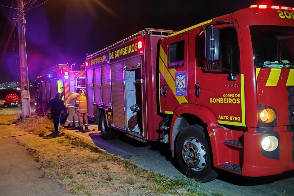 Incêndio destrói igreja e quatro casas em uma comunidade na CIC e moradores se desesperam Incêndio destrói igreja e quatro casas em uma comunidade na CIC e moradores se desesperam
