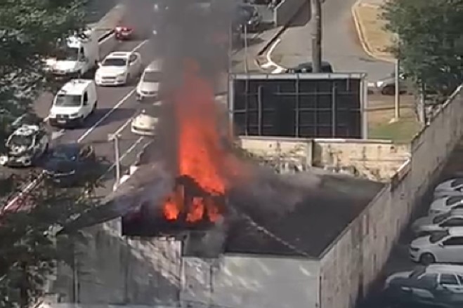 Imóvel é destruído pelas chamas na via-rápida do Portão e trânsito trava de novo no mesmo trecho Imóvel é destruído pelas chamas na via-rápida do Portão e trânsito trava de novo no mesmo trecho