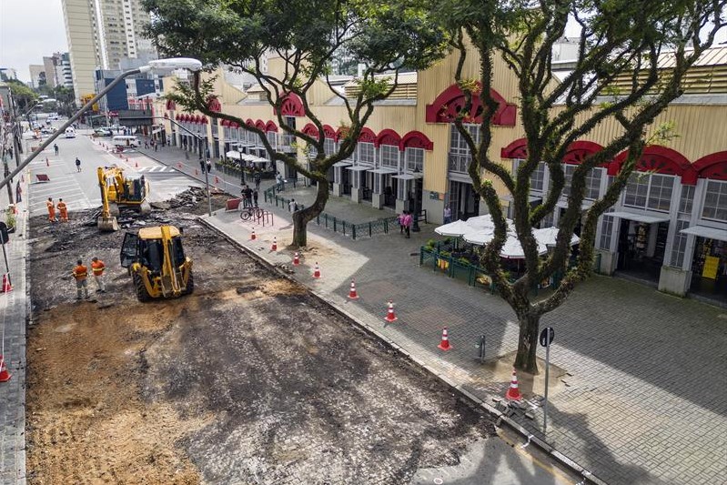 Rua General Carneiro começa a ser transformada no boulevard do Mercado Municipal de Curitiba