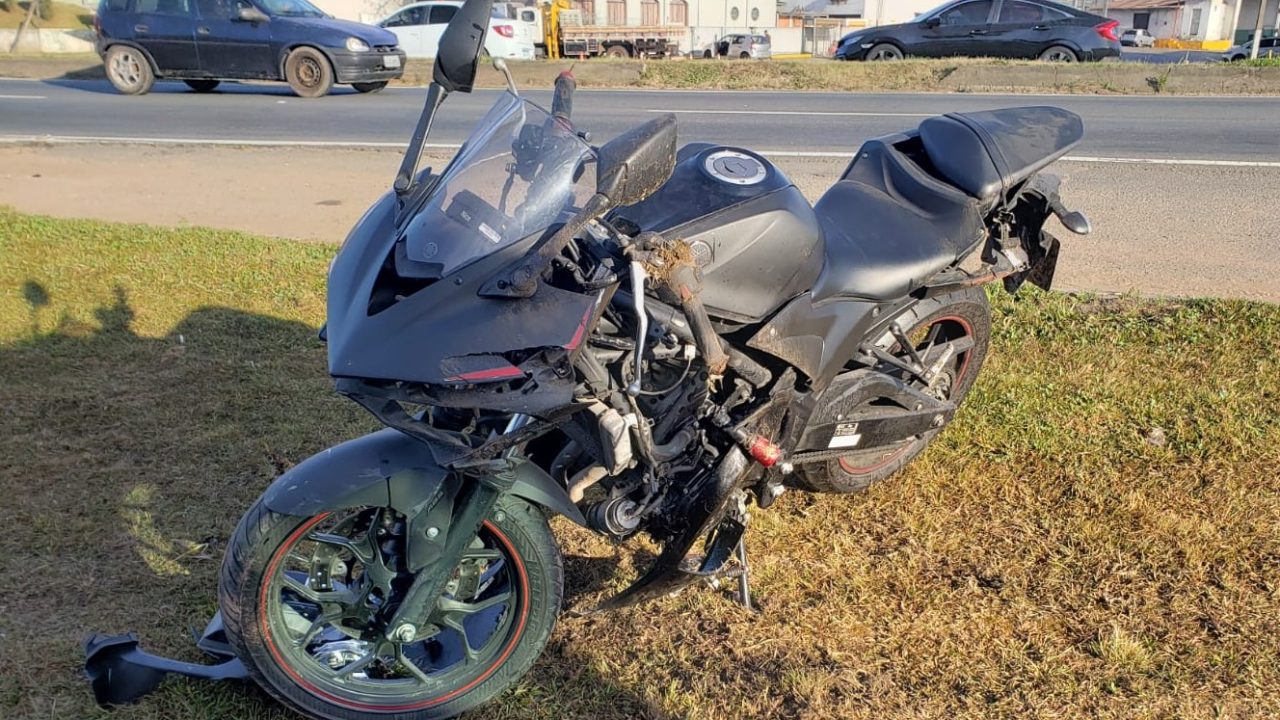 Mulher de 22 anos fica ferida em acidente de moto na Linha Verde e trânsito é lento na região do Pinheirinho