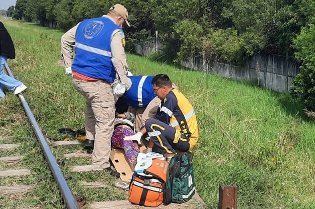 Moradora do Uberaba é atropelada por trem e resgatada ao lado de linha férrea