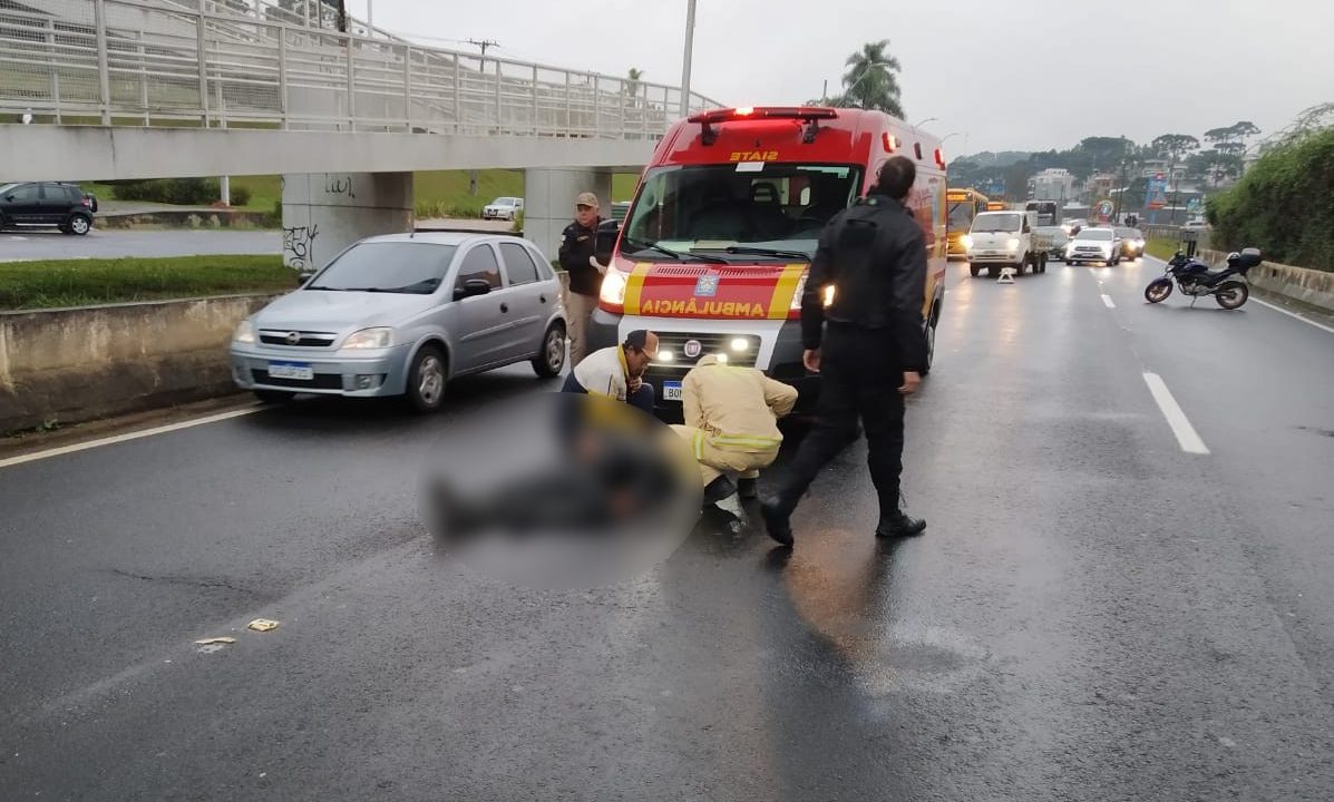 Motociclista sofre queda de moto e caos se instala no trânsito na BR-277: 'Caiu que nem um sabão'