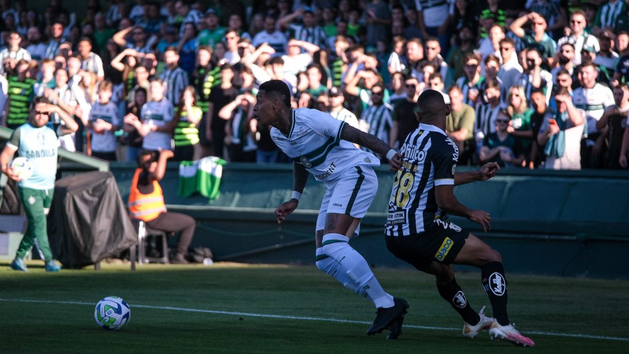 Alef Manga, atacante do Coritiba.