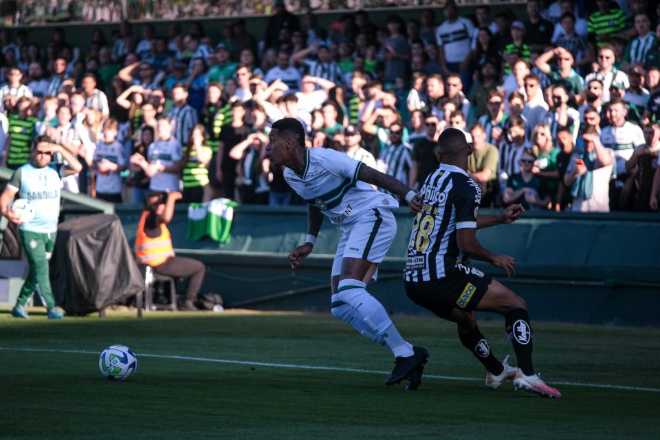 Alef Manga, atacante do Coritiba.