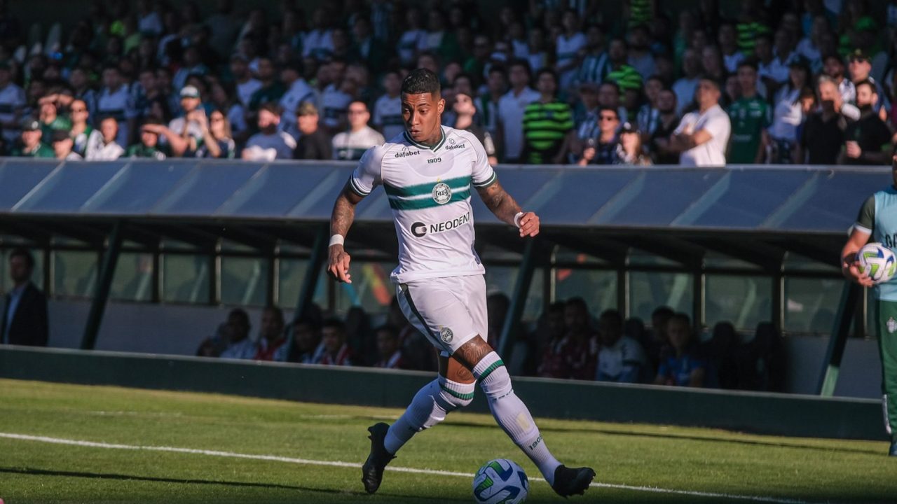 Alef Manga, atacante do Coritiba.