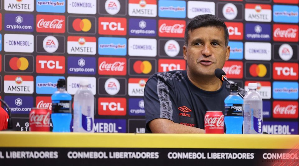 Wesley Carvalho, técnico do Athletico.