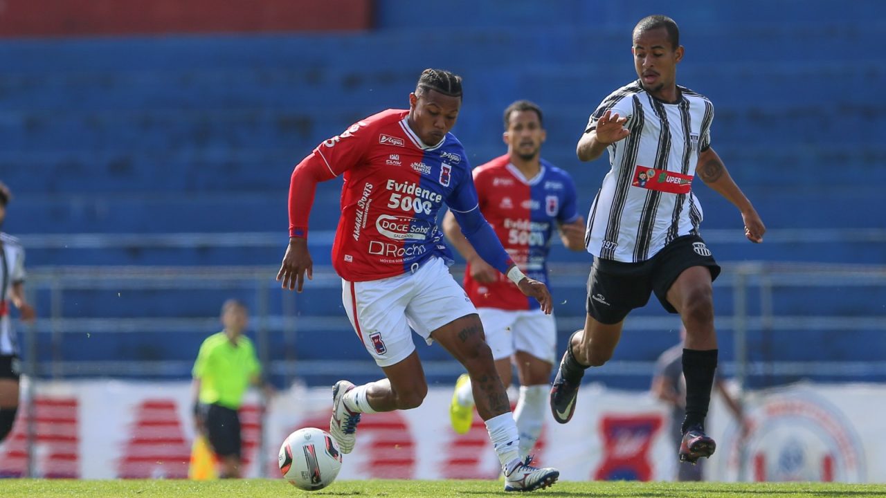Anderson Tanque, atacante do Paraná Clube.