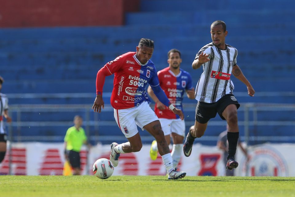 Anderson Tanque, atacante do Paraná Clube.