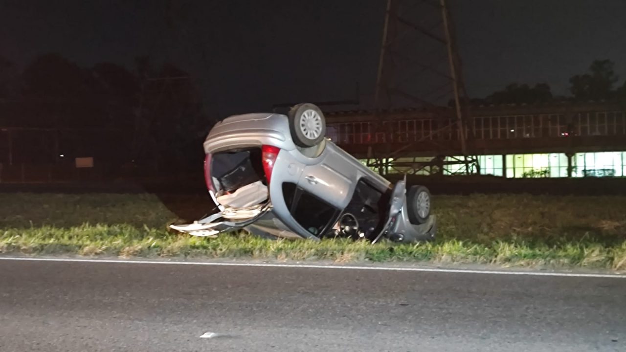 Casal sai ileso após capotar carro na Rodovia do Xisto