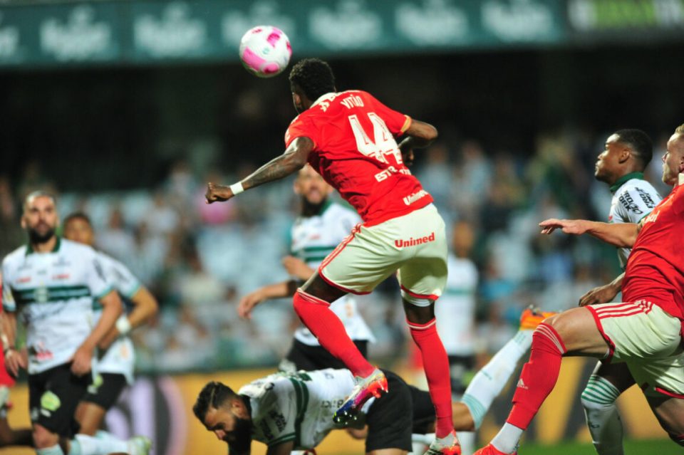 Coritiba x Internacional se enfrentam nesta quinta-feira (22).