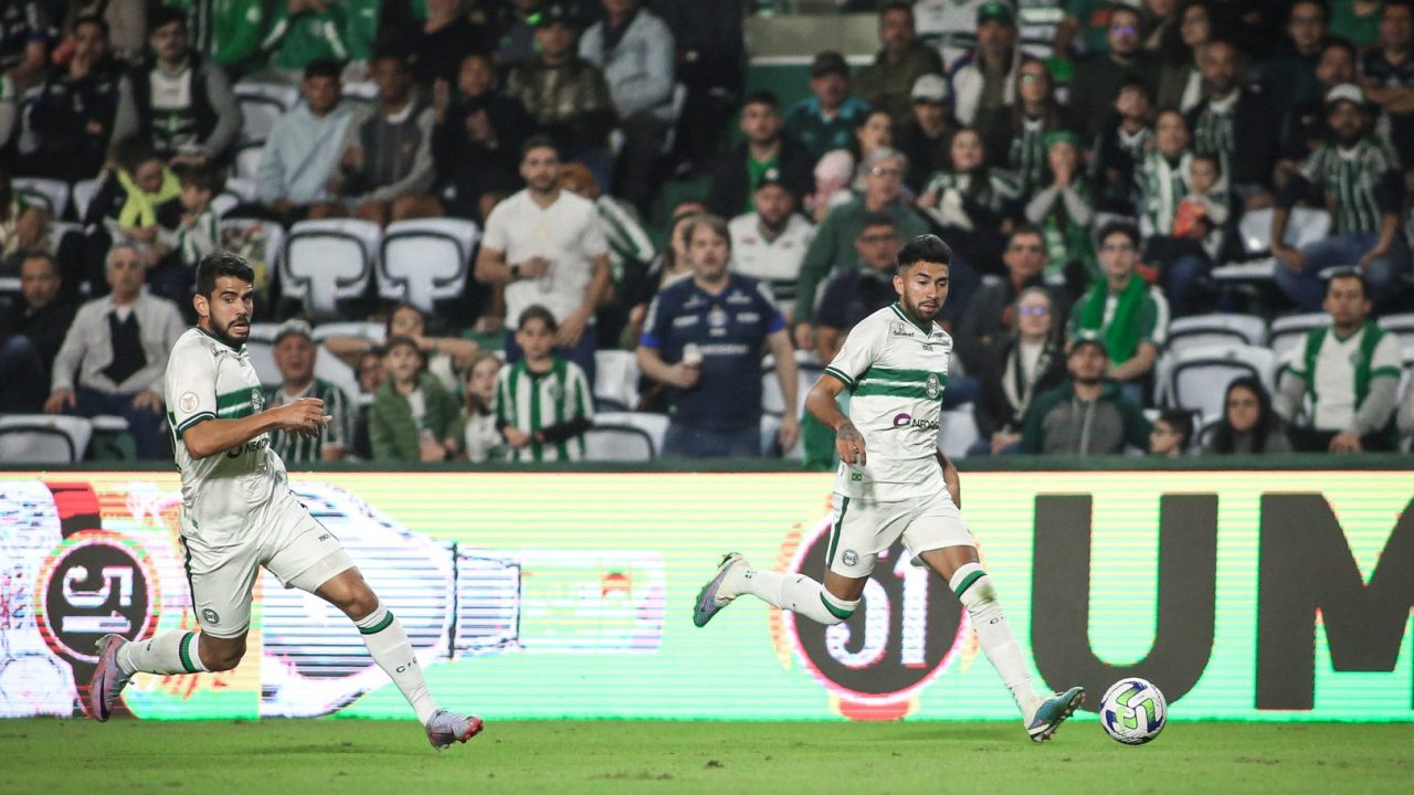 Jogadores do Coritiba em ação no Couto Pereira.