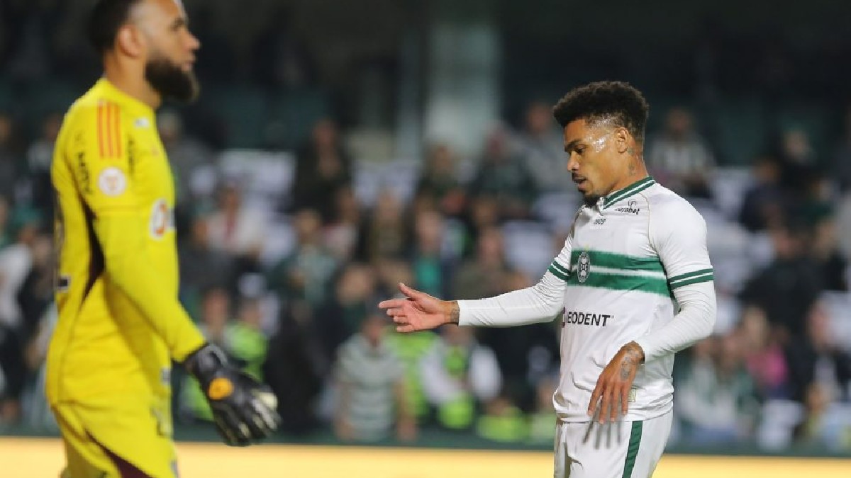 Júnior Urso em ação pelo Coritiba