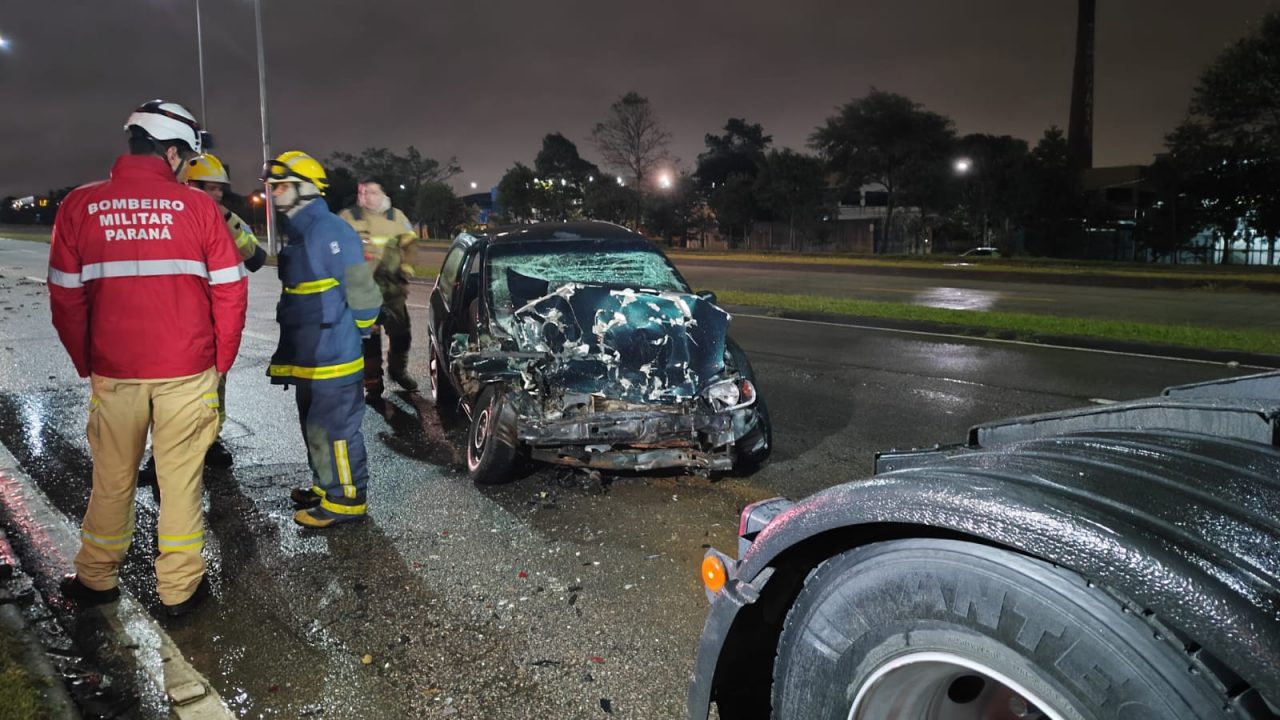 Motorista de carro não vê caminhão parado e fica em estado grave ao bater na traseira do veículo na Linha Verde
