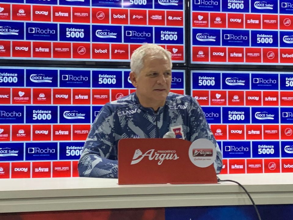 Fahel Júnior, técnico do Paraná Clube.