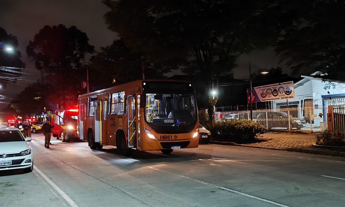 Jovem sai de carro estacionado na Avenida Iguaçu e é atropelada por ônibus biarticulado