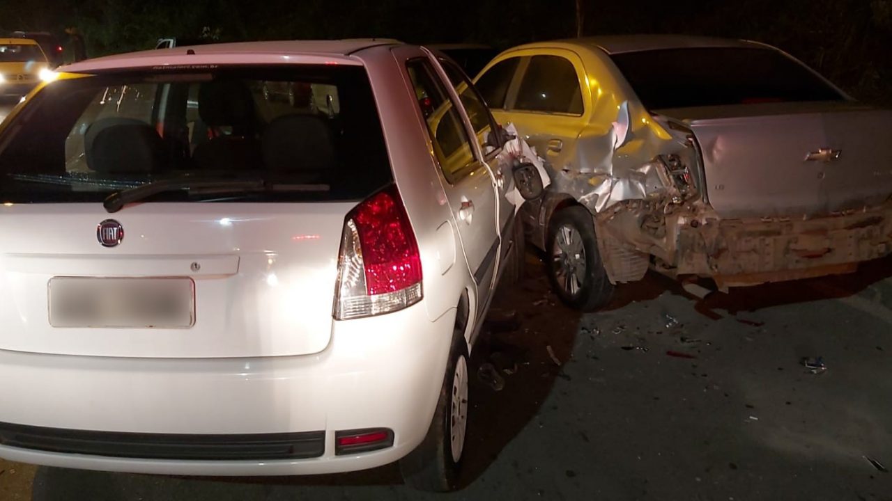 Criança fica ferida após avó bater carro contra veículos estacionados em Almirante Tamandaré