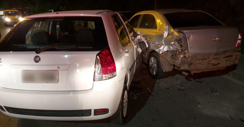 Criança fica ferida após avó bater carro contra veículos estacionados em Almirante Tamandaré Criança fica ferida após avó bater carro contra veículos estacionados em Almirante Tamandaré