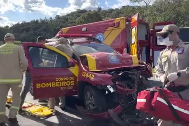 Bombeiros ficam feridos após bater viatura contra caminhão na BR-277 em retorno de ocorrência