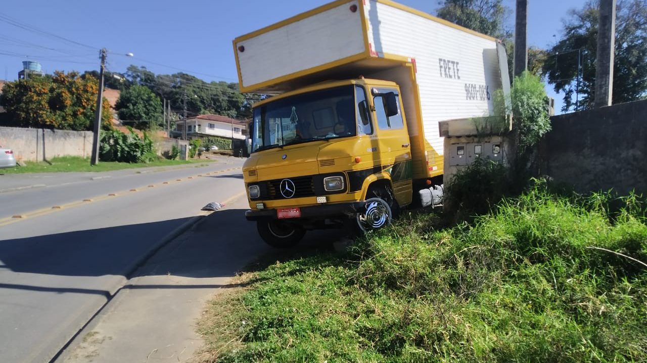 Freteiro tem braço esmagado e fica em choque durante mudança em Almirante Tamandaré