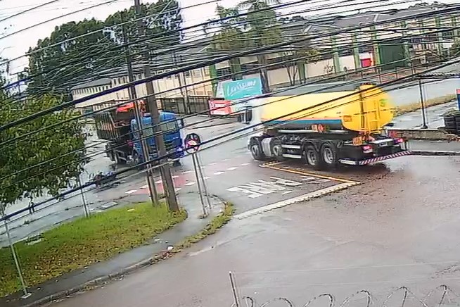 Vídeo flagra momento em que caminhão passa sobre motociclista em cruzamento do Novo Mundo; assista
