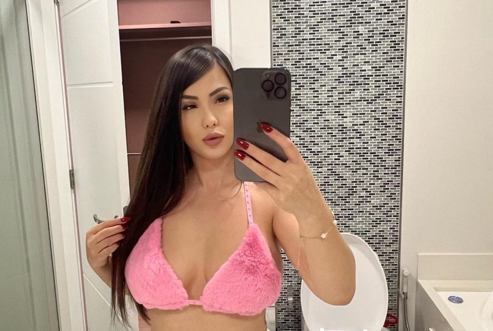 MC Mayara é alvo de notícia-crime por praticar sexo oral na Praça do Japão