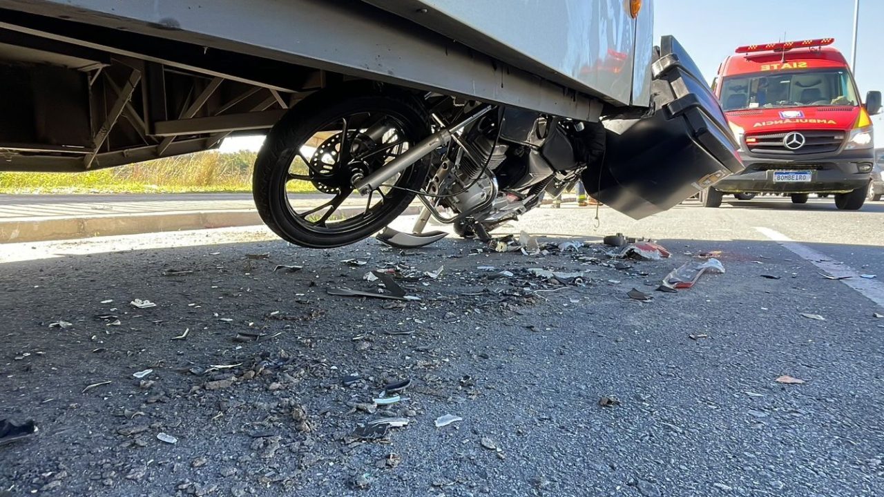 Moto fica 'cravada' em traseira de ônibus de Piraquara e piloto é socorrido em estado grave
