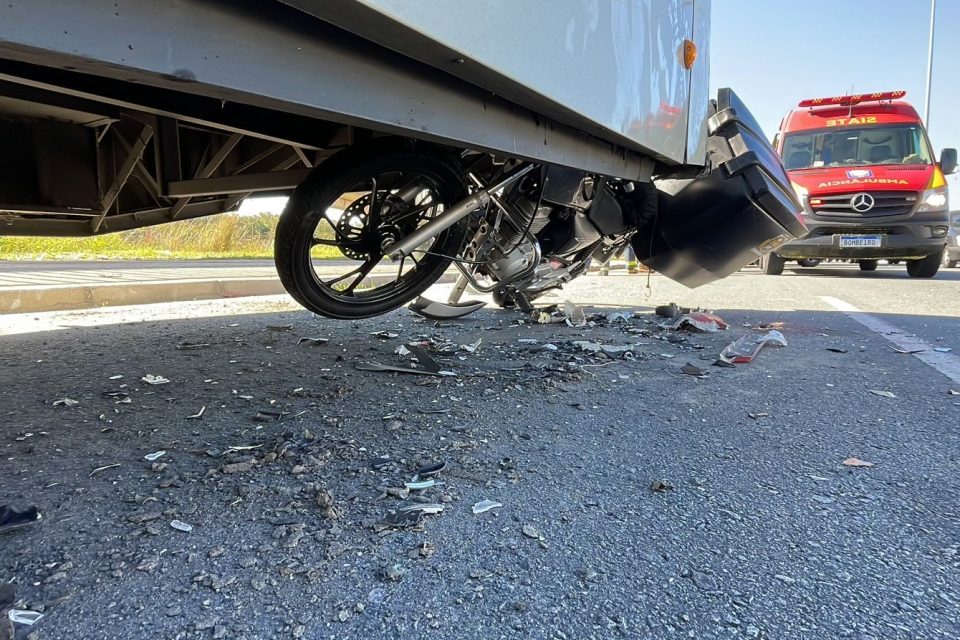 Moto fica 'cravada' em traseira de ônibus de Piraquara e piloto é socorrido em estado grave  