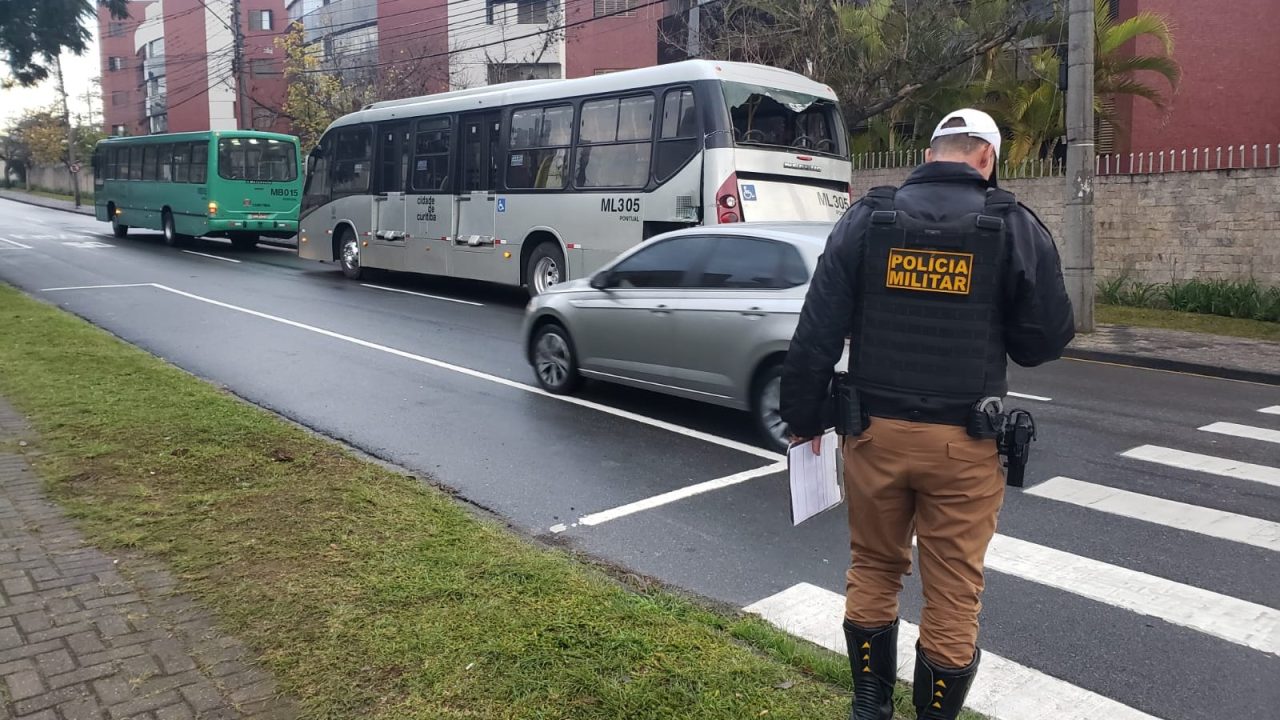 Ligeirinho e trem batem do Alto da XV e 'presença de espírito' de motorista salva ocupantes, diz passageira