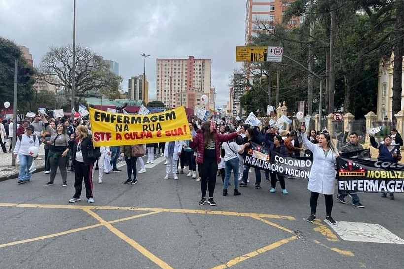 Enfermeiros de hospitais particulares entram em greve em Curitiba e manifestam contra STF