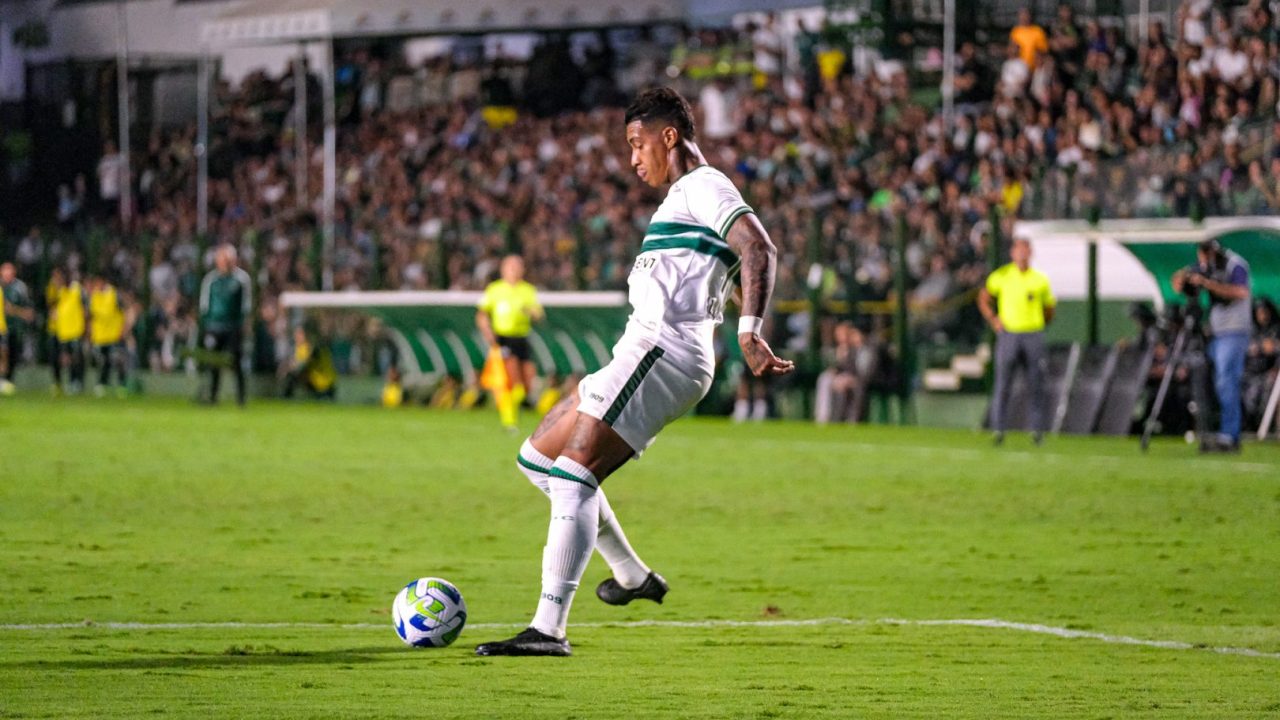 Alef Manga, atacante do Coritiba.