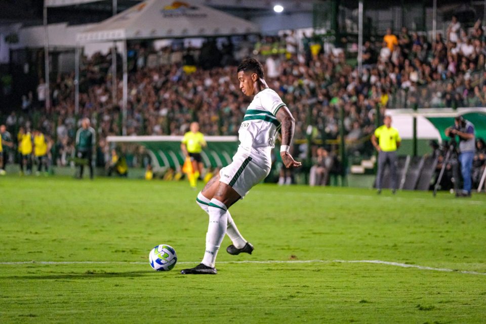 Alef Manga, atacante do Coritiba.