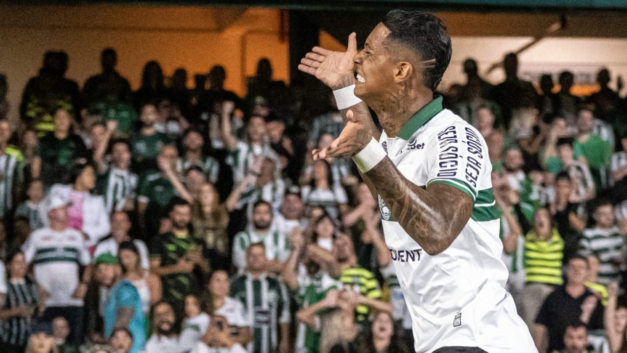 Alef Manga, atacante do Coritiba.
