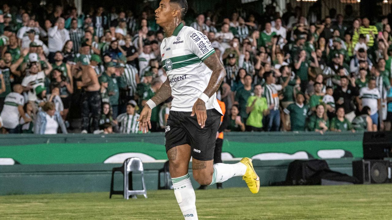Alef Manga, atacante do Coritiba.