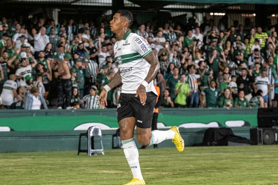 Alef Manga, atacante do Coritiba.