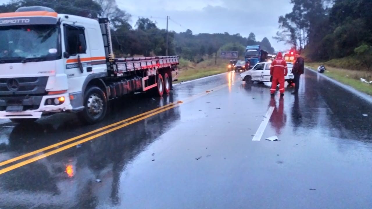 Acidente com cinco veículos deixa duas pessoas feridas e trava o trânsito no Contorno Norte